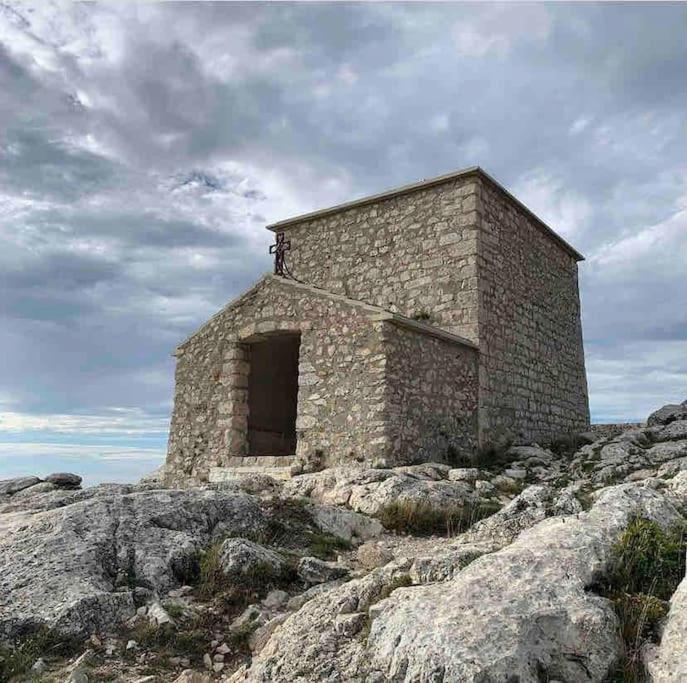 Вилла Tiny Liloumaca Coeur Ste Baume Plan d'Aups Экстерьер фото